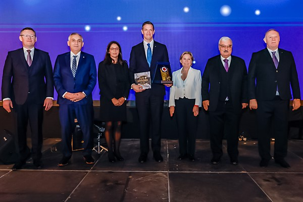 Carlos Zegarra recibe el premio “Héroe del Año” del judo europeo
