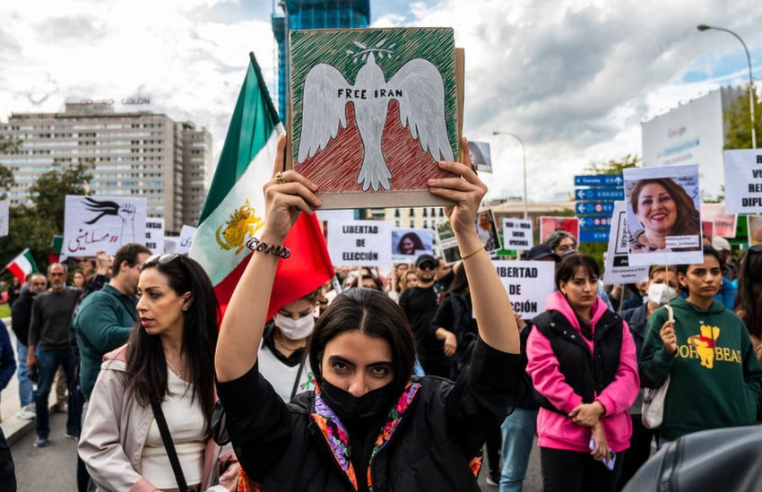  Mujeres iraníes desafían la represión y exigen libertad en Irán