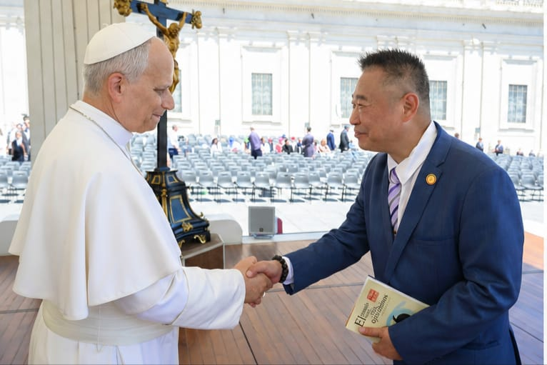  Reencuentro con el papa León XIV en la Plaza de San Pedro del Vaticano